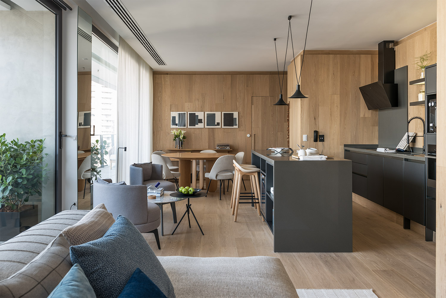 Apartamento assinado por Patrícia Martinez utiliza madeira em todos os ambientes