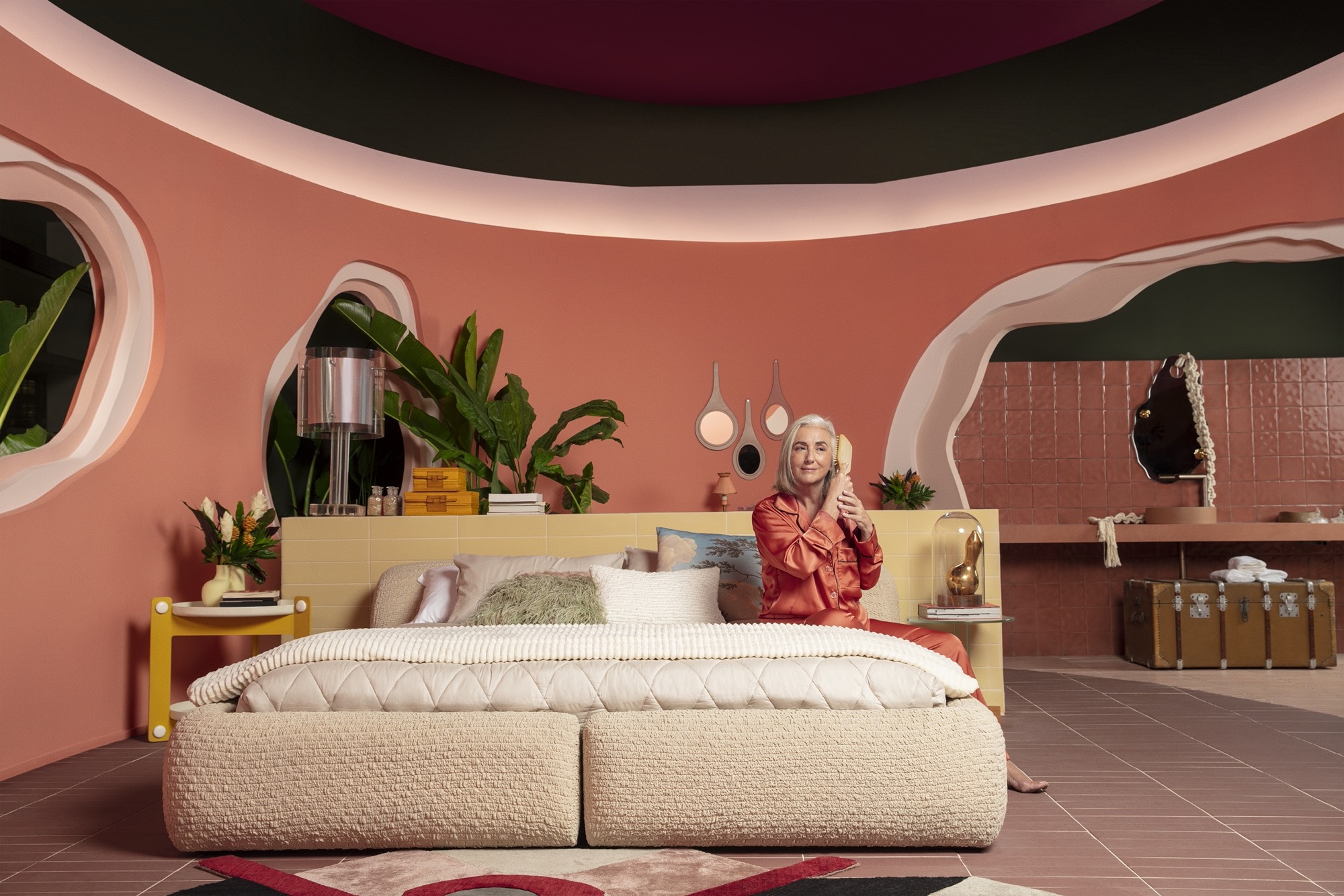 A Casa Coral, criada pelo arquiteto Ricardo Abreu em parceria com a Coral, foi inspirada nos desejos, experiências e maturidade de uma mulher na faixa dos 60 anos