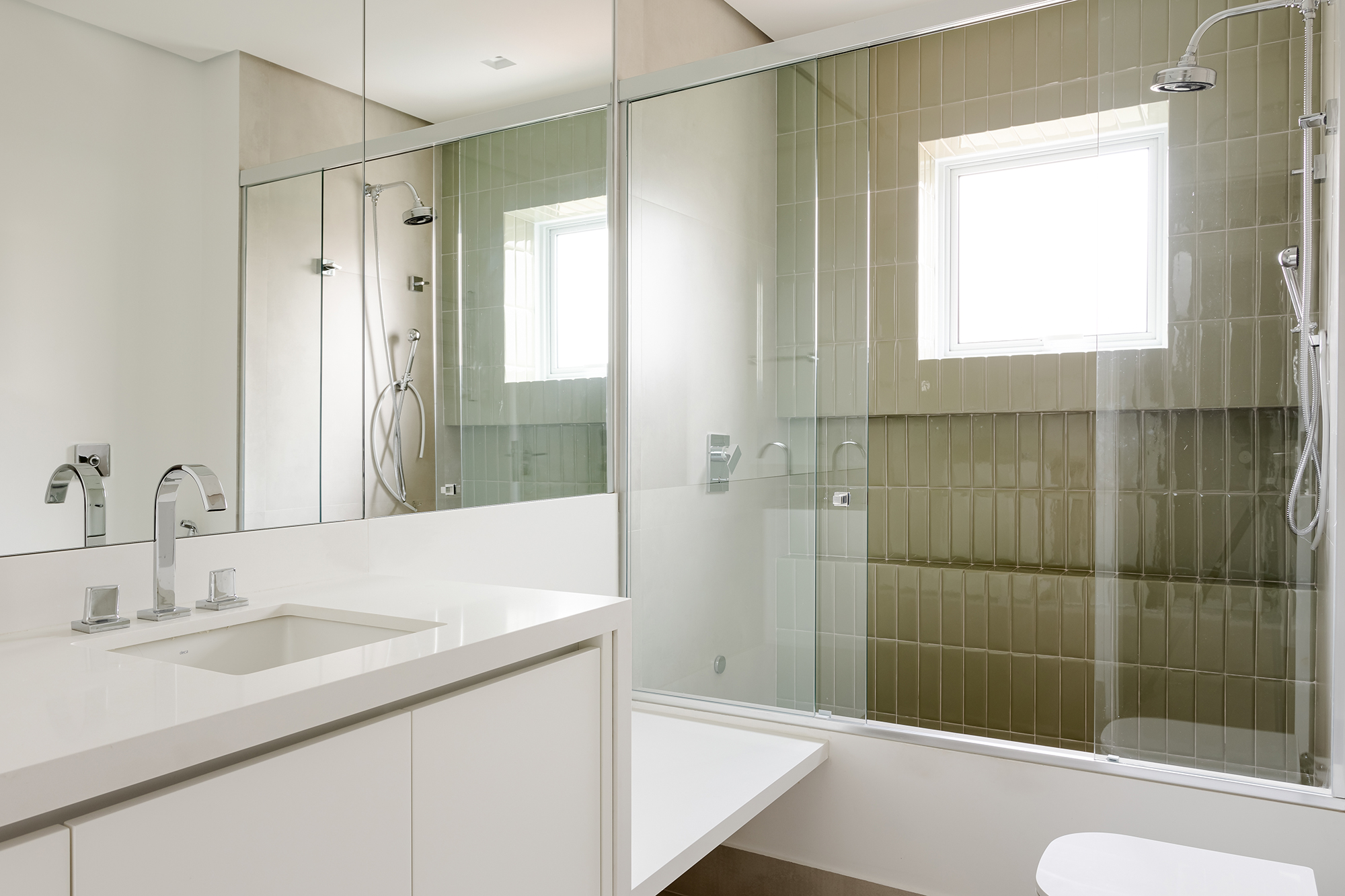 Adega walk-in e muita madeira marcam este apartamento de 300 m². Projeto de Figueiredo Fischer Arquitetos. Na foto, banheiro com revestimento verde na parede.