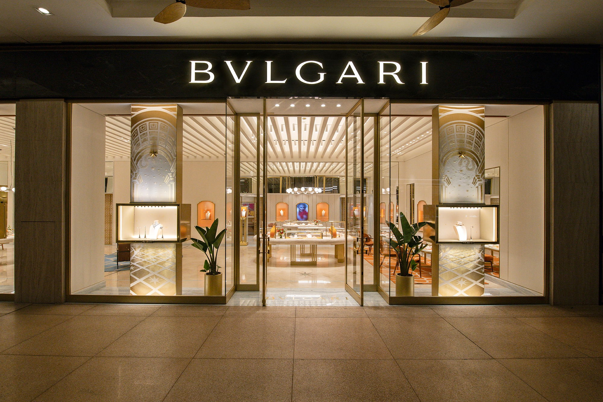 Obras de Andy Warhol e design brasileiro marcam boutique da Bulgari em SP