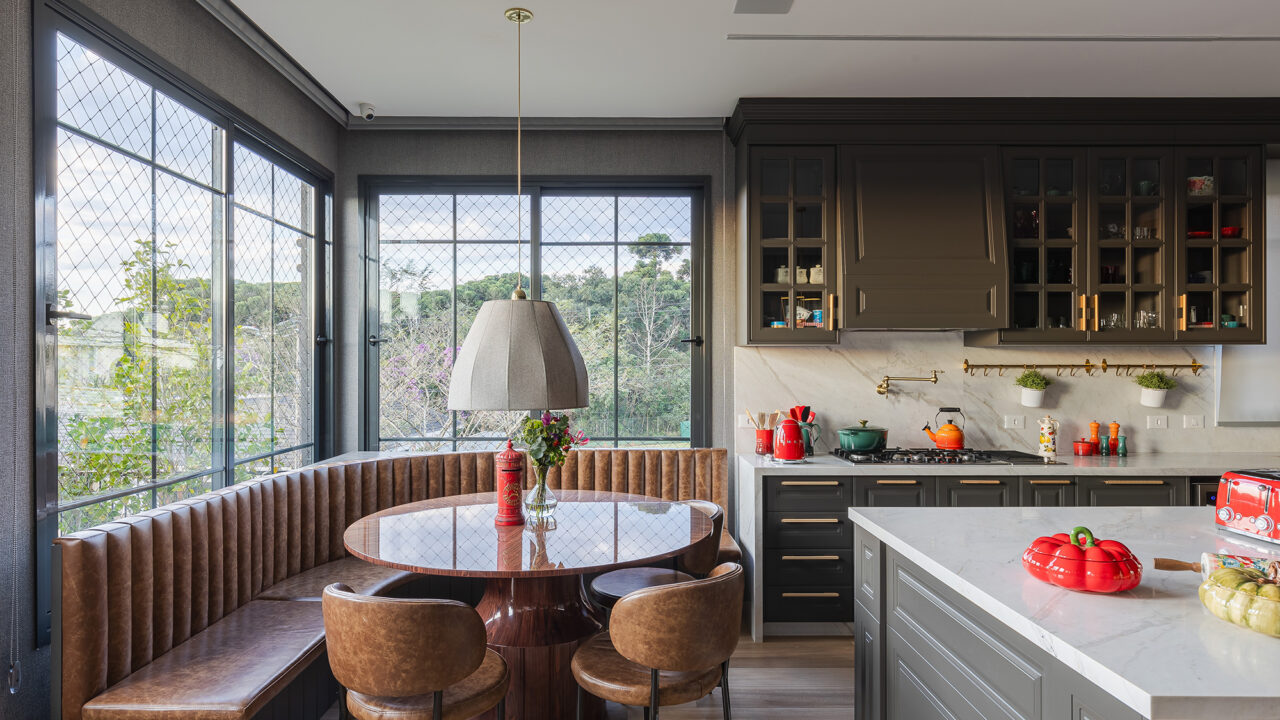 Tons sóbrios e peças clássicas imprimem luxo nesta casa no Paraná. Projeto de Marcelo Lopes. Na foto, cozinha com canto alemão e móveis provençais.