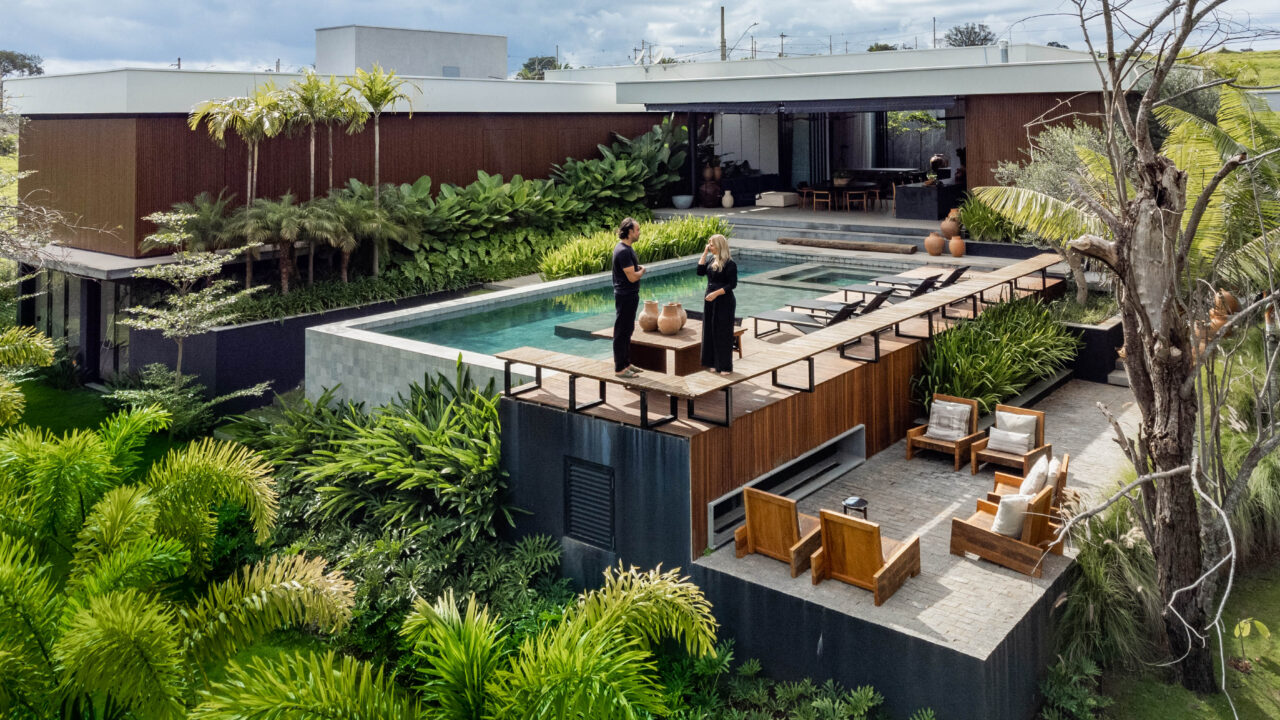 33 espécies de plantas variadas compõem paisagismo de jardim de 790 m². Proejto de Mateus Monteiro e paisagismo de Flávia D'Urso. Na foto, vista aérea da casa, piscina e jardim.