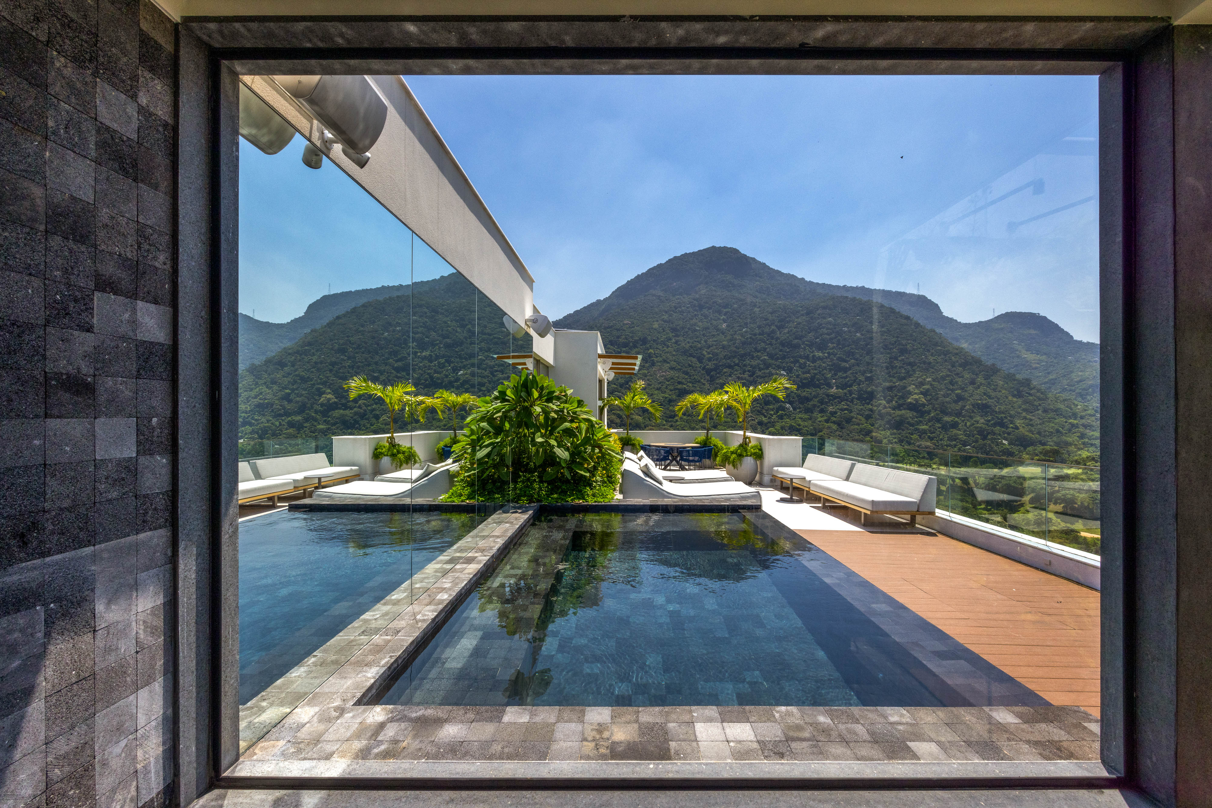 Cobertura reproduz o antigo apê da família em projeto de Maurício Nóbrega. Na foto, terraço com piscina, jardim e vista par o mar.