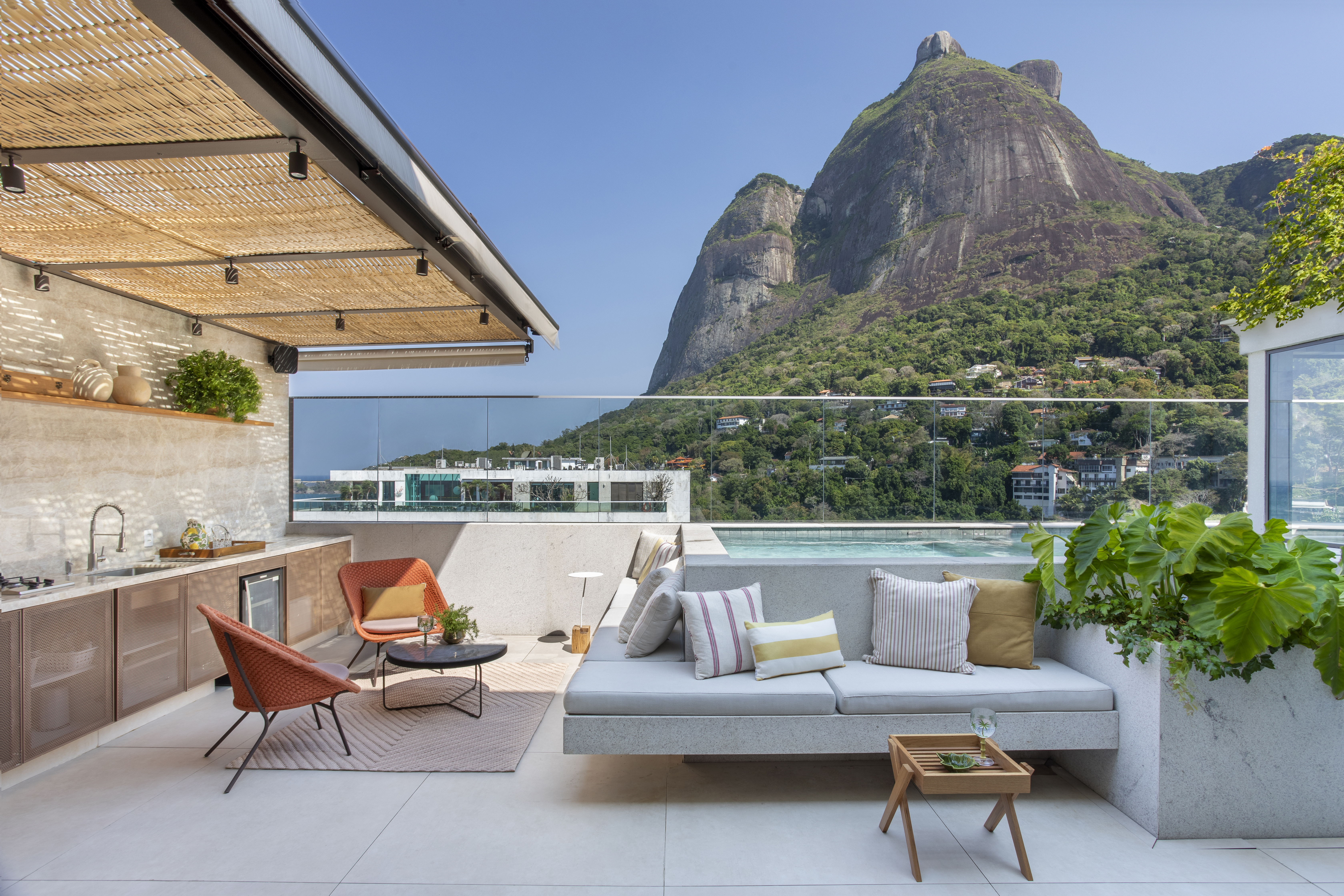 Cobertura ganha estar e gourmet com vista para a Pedra da Gávea. Projeto de Studio 021 Arquitetura. Na foto, varanda com vista e piscina.