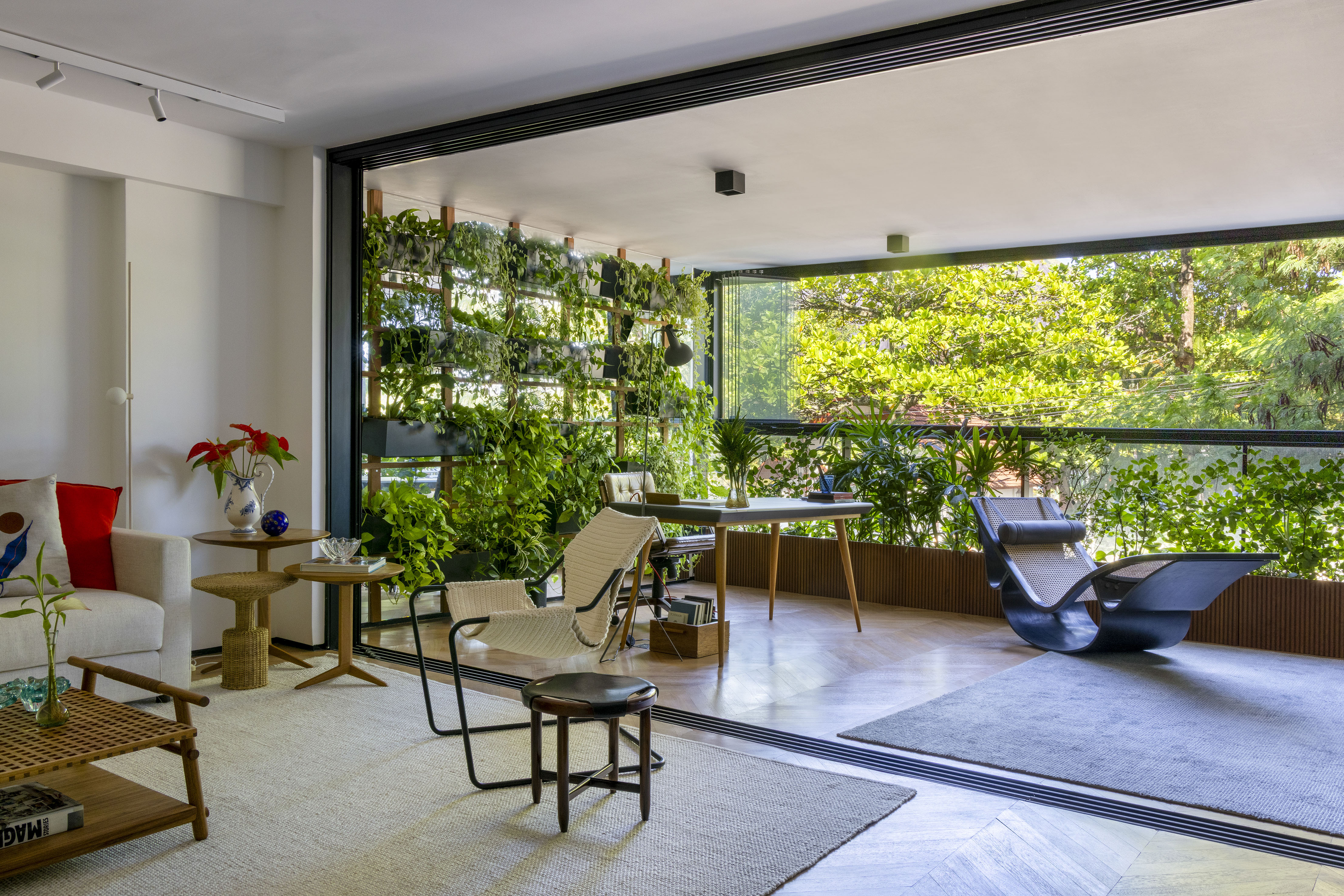 Apartamento garden ganha jardim de inverno com espécies tropicais. Projeto de Migs Arquitetura e paisagismo de Anna Luiza Rothier. Na foto, varanda com home office e jardim vertical.