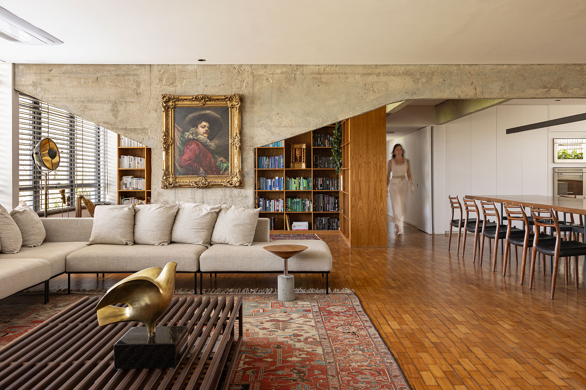 Coleção de arte guia reforma de apartamento brasiliense da década de 1960. Projeto de BLOCO Arquitetos. Na foto. sala com sofá e quadro.