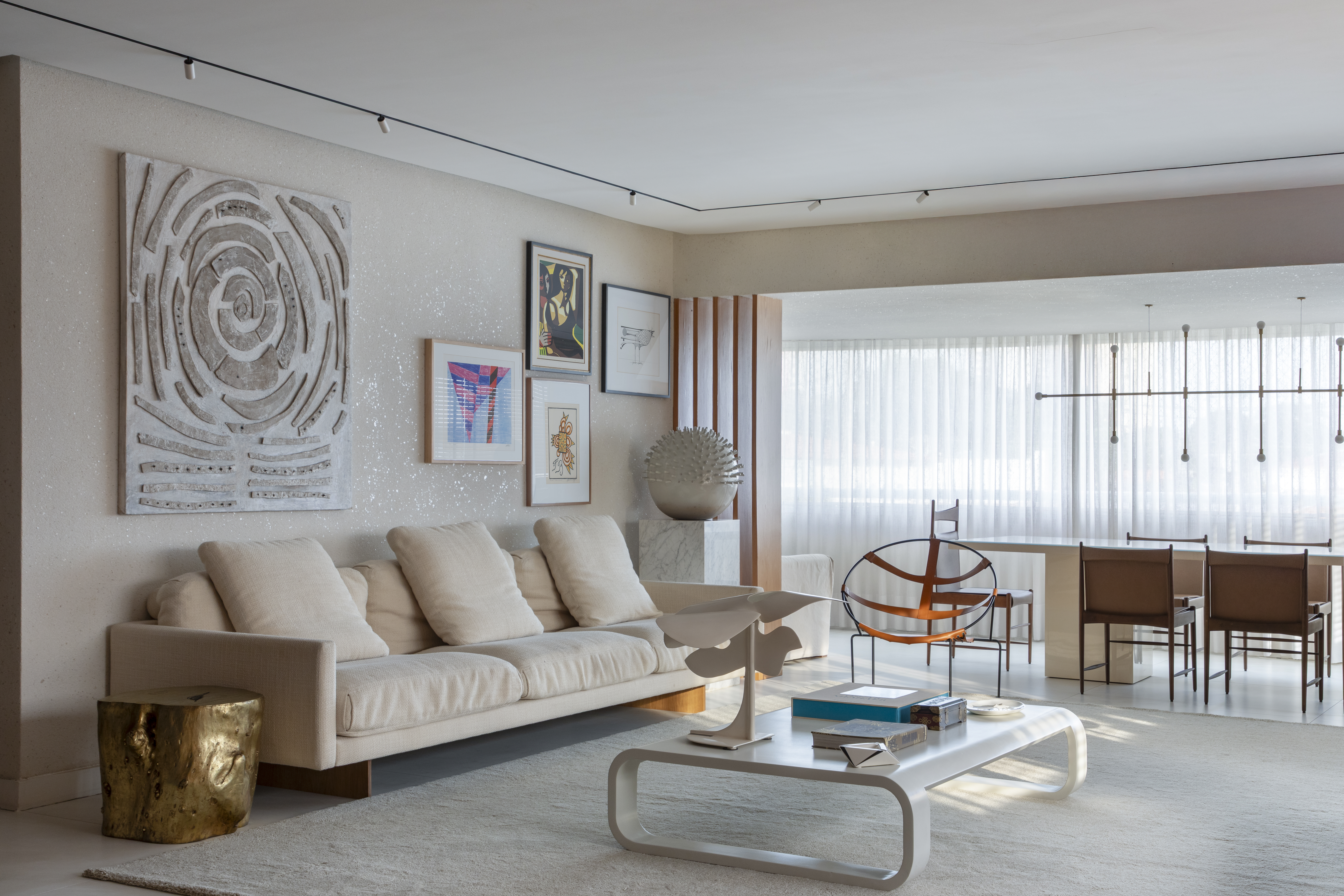 Conheça o apartamento de José Ribeiro, da Dois Arquitetura, em Teresina. Na foto, sala com quadros e jantar integrado.