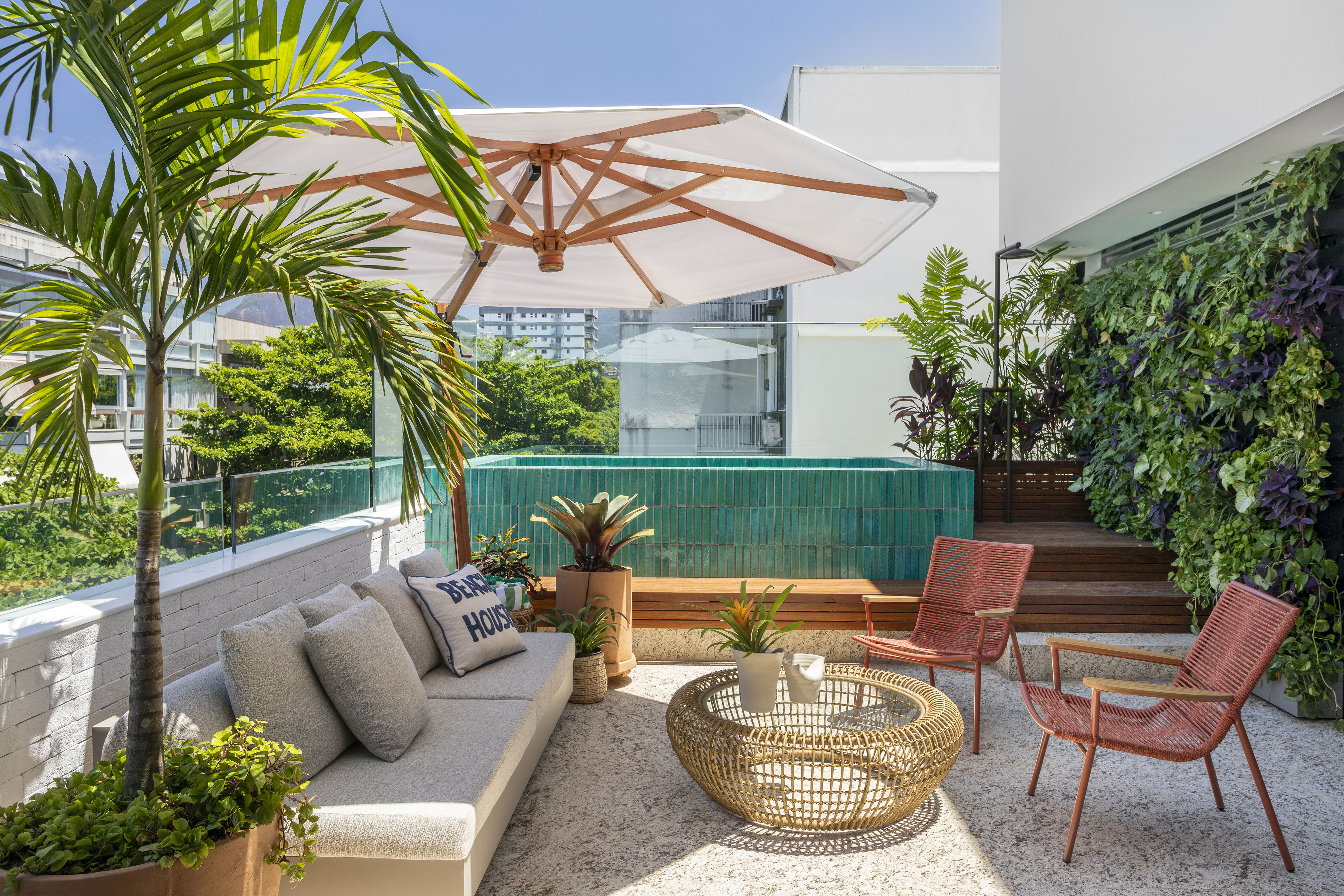 Cobertura duplex ganha integração, paisagismo e móveis de design. Projeto de Escala Arquitetura. Na foto, varanda com estar e piscina.