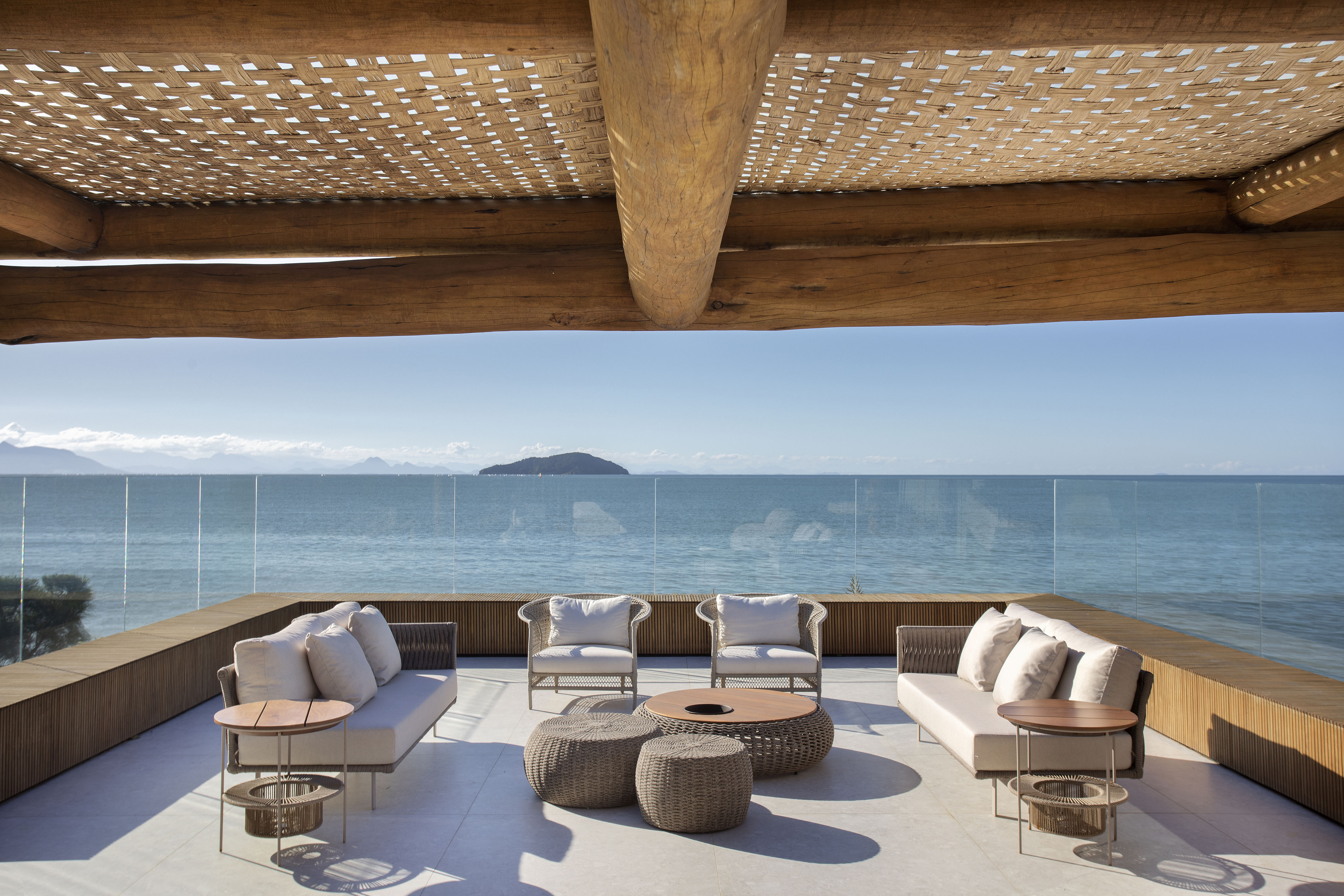 Conheça a casa em Búzios onde Brigitte Bardot costumava se hospedar. Projeto de Monica Gervasio. Na foto, varanda com vista para o mar.