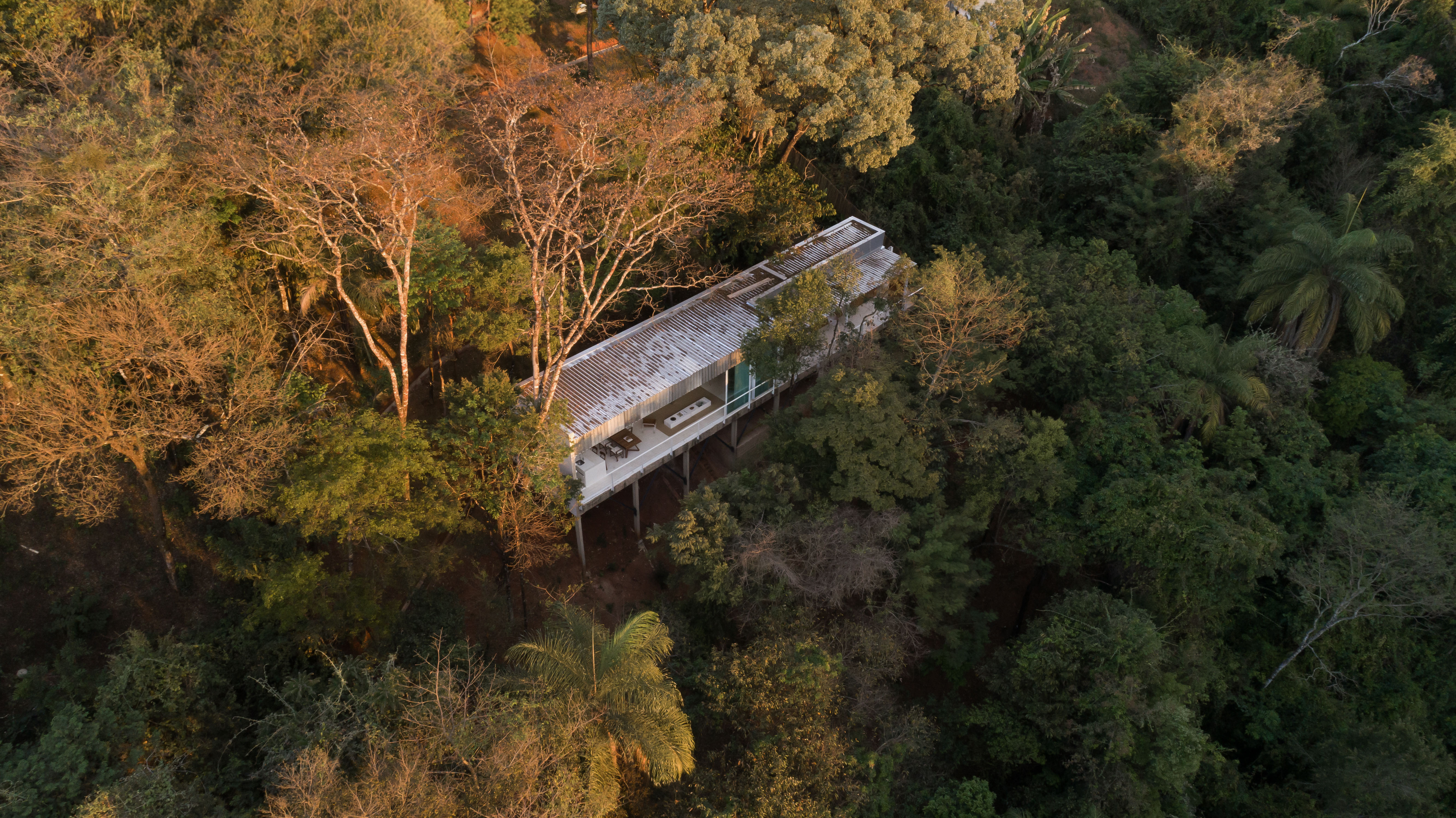 Loft suspenso de 110 m² se camufla em meio ao verde de Brumadinho. Projeto de Júnior Piacesi, Na foto, vista aérea do loft.
