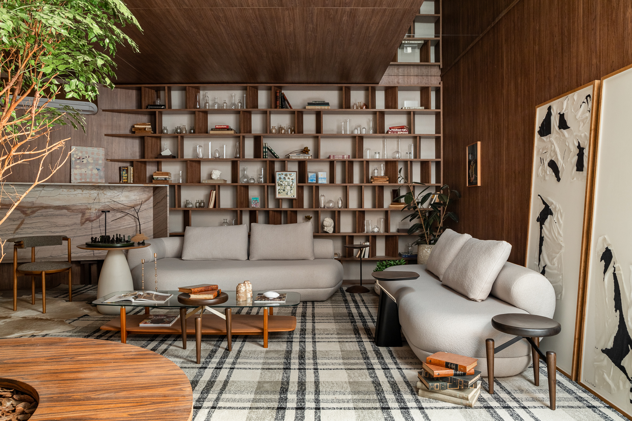 Mavie Arquitetos - Tutto Gestão de Obras - Living Raiz e Asa por Boa Vista Planejados. Projeto da CASACOR Ribeirão Preto 2025.