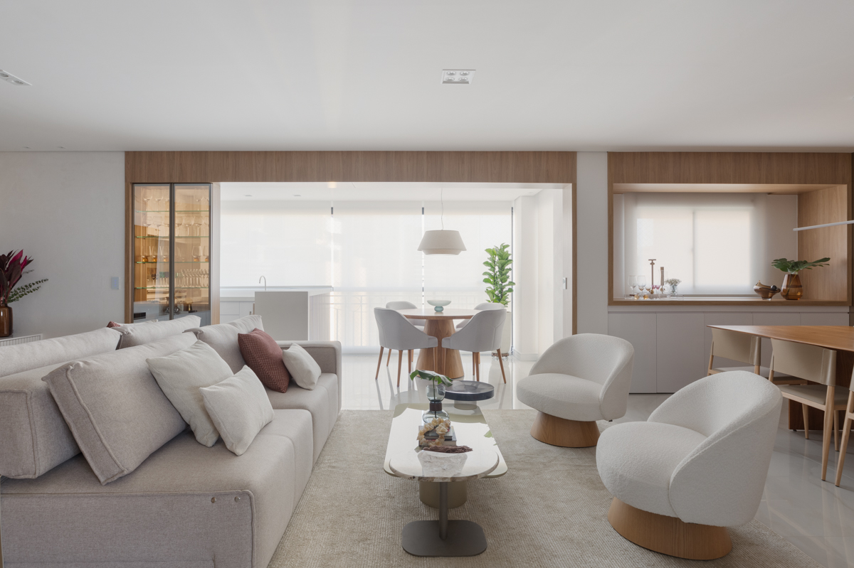 Apartamento ganha leveza com décor neutro e circulação fluida. Projeto de Sabrina Salles. Na foto, sala integrada com a varanda.