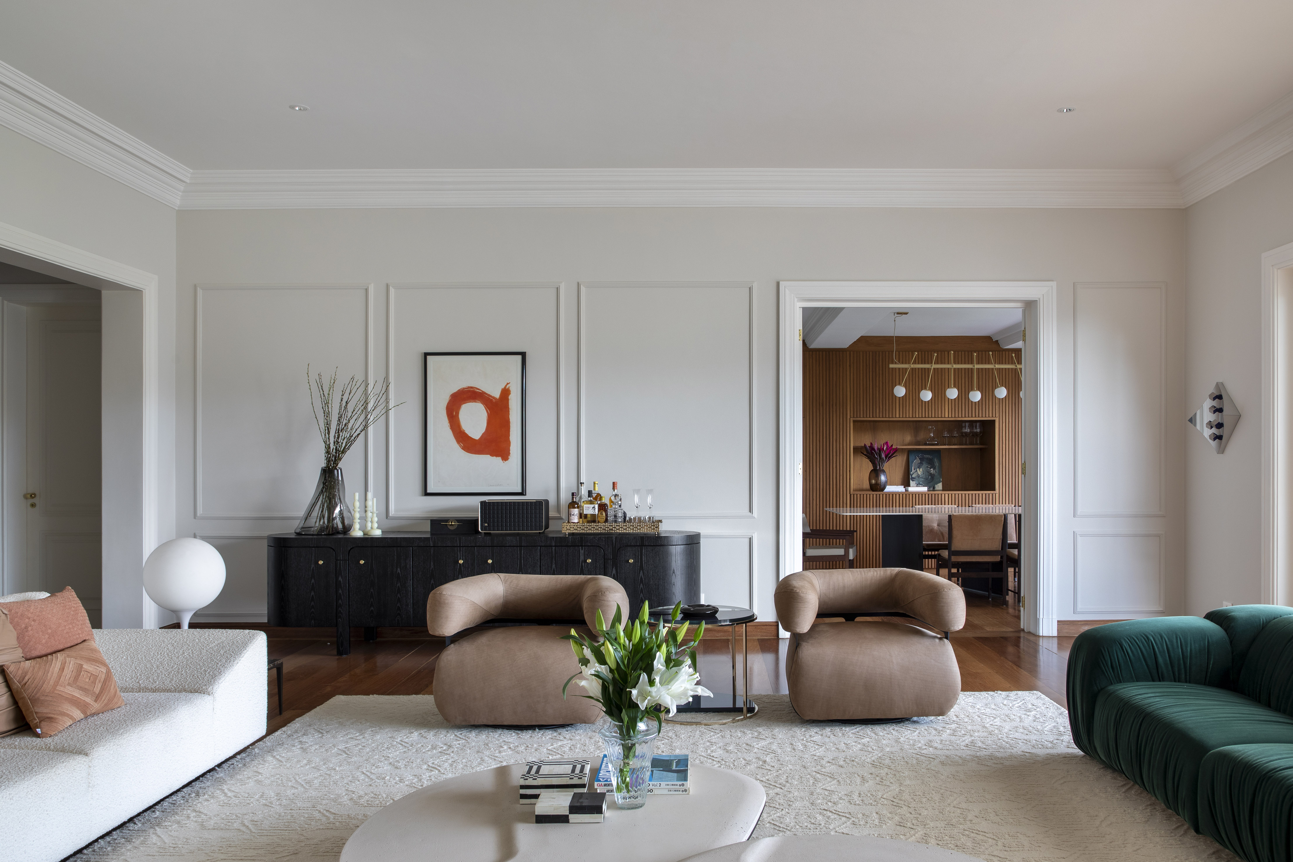 Casa de 1200 m² une arquitetura clássica com design brasileiro e italiano. Projeto de Beta Arquitetura e Rodolfo Consoli. Na foto, sala de estar com bar, sofás e jantar integrado.