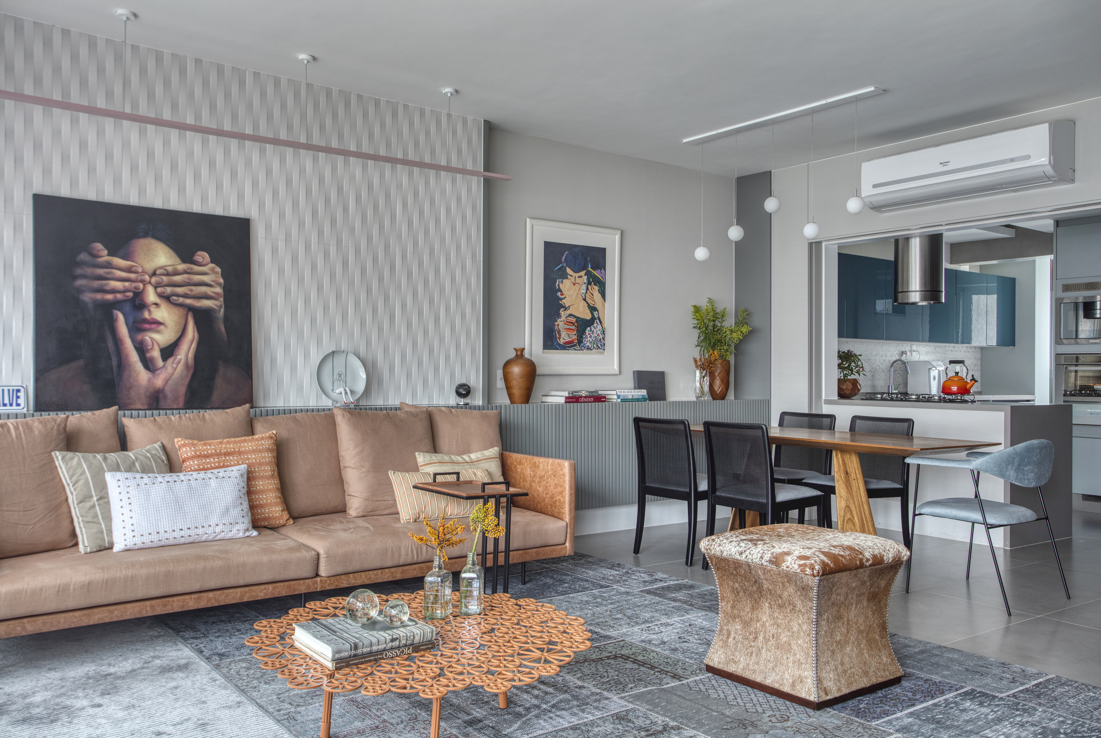 Parede de cerâmica na sala dá personalidade a apê de 115 m². Projeto de Anna Malta e Andrea Duarte. Na foto, sala com quadro e parede de cerâmica.